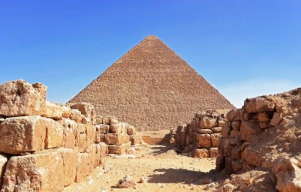 هرم بزرگ در ابتدا 146.59 متر ارتفاع داشت اما به دلیل از بین رفتن سنگ تاج به نام هرم و فرسایش بیشتر به 138.75 متر کاهش یافت.