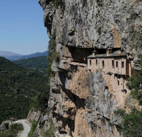 صومعه کیپینا «Kalarrytes، یونان»