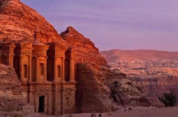 نوادگان نبطیان تا به امروز وجود دارند و در غارها و مقبره ها زندگی می کنند.