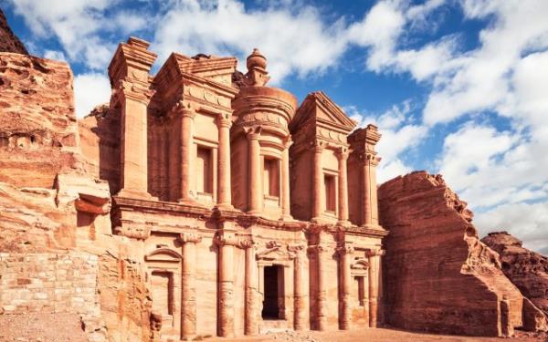 پترا در تقاطع مسیرهای تجاری از هند به مصر و جنوب عربستان به سوریه قرار دارد.