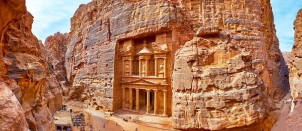 این شهر توسط تمدن غربی در سال 1812 به لطف مسافر سوئیسی یوهان لودویگ بورکهارت کشف شد.