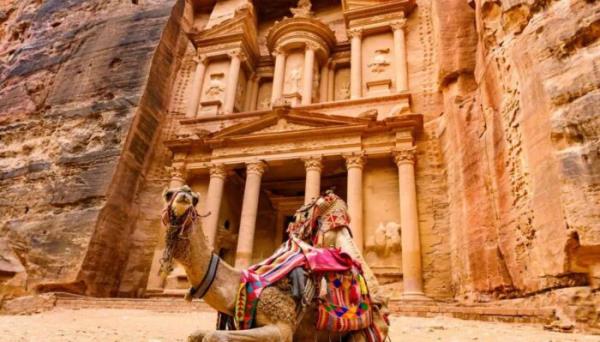 هیچ منبع مکتوبی در مورد زندگی روزمره در پترا باقی نمانده است.