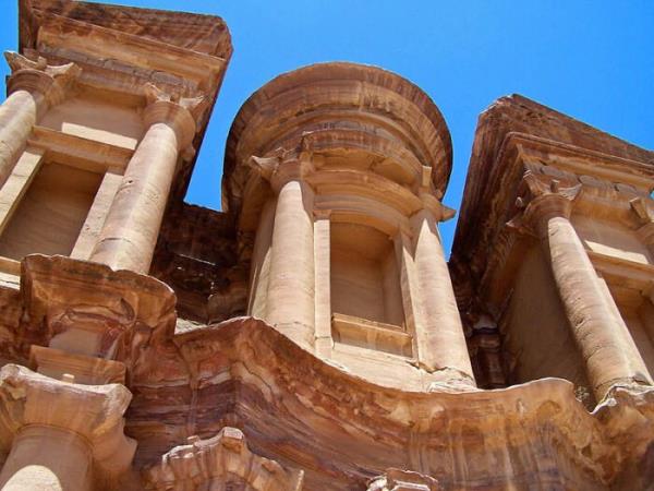 در میان آثار تاریخی پترا، مقبره های نباتی، معابد، تئاترها، آبرسانی ها وجود دارد.