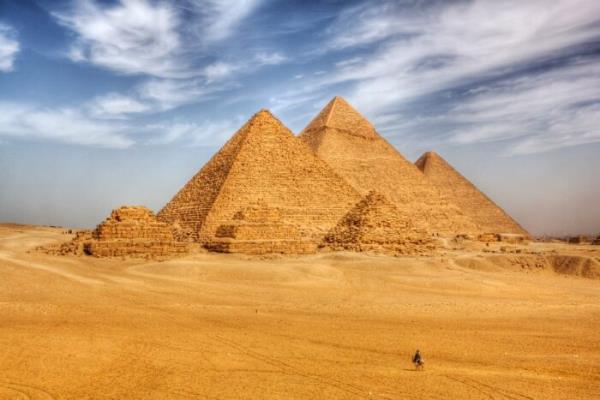 هرم بزرگ در حدود 2560 سال قبل از میلاد ساخته شد.