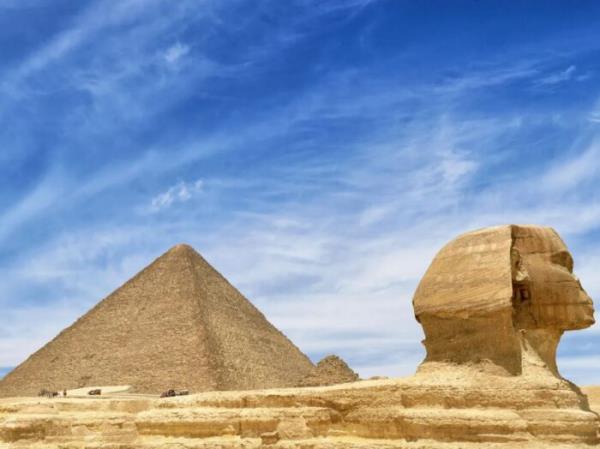 در سال 820 برای اولین بار اعراب داخل هرم را حفر کردند.