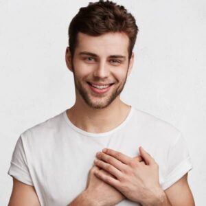 نشانه های پنهان در حرکات مرد عاشق + علائم فیزیکی و رفتارها