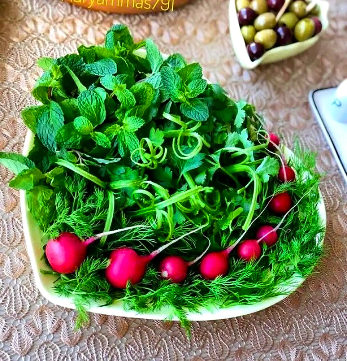 سرو سبزی خوردن مجلسی