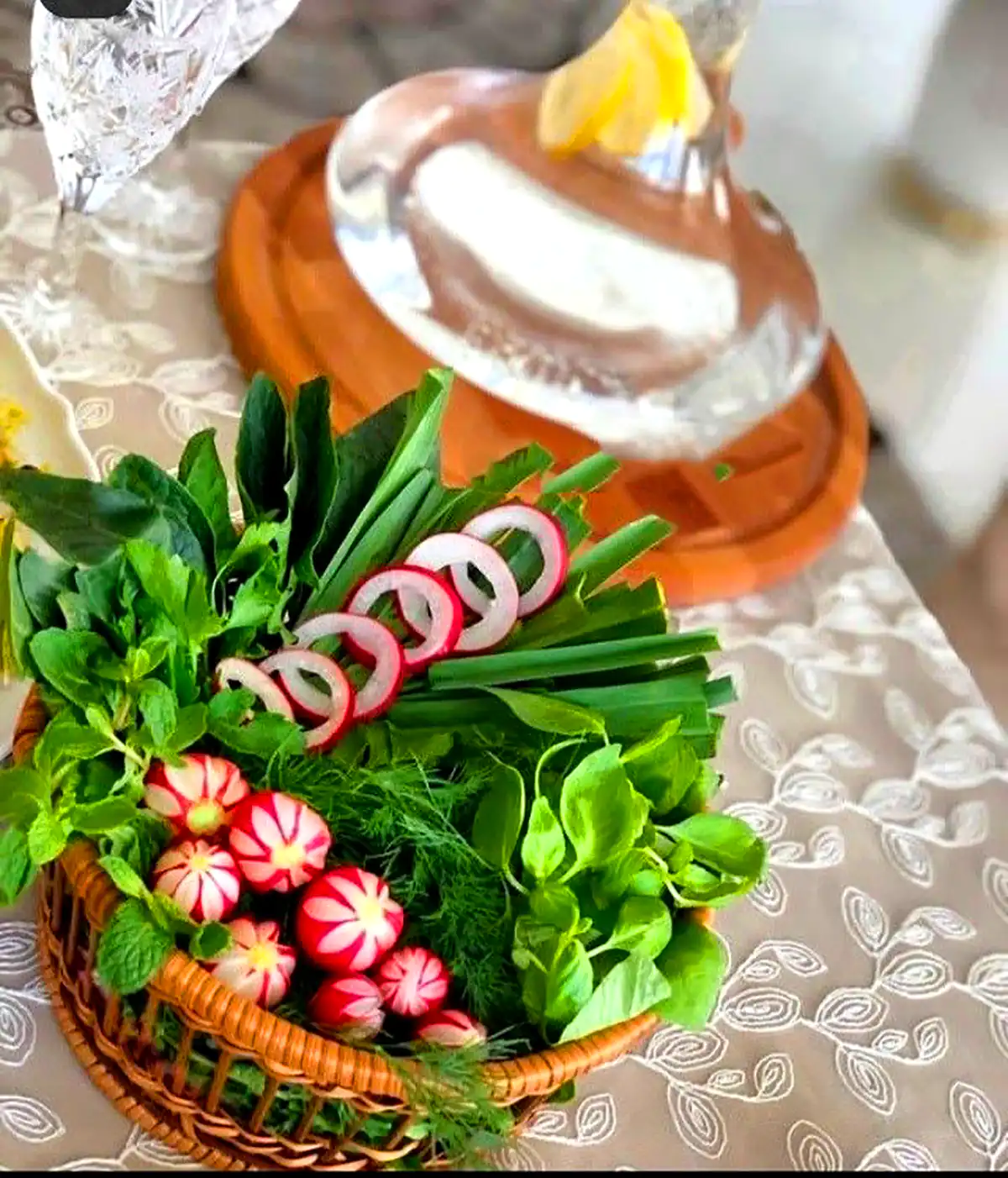 سرو سبزی خوردن مجلسی
