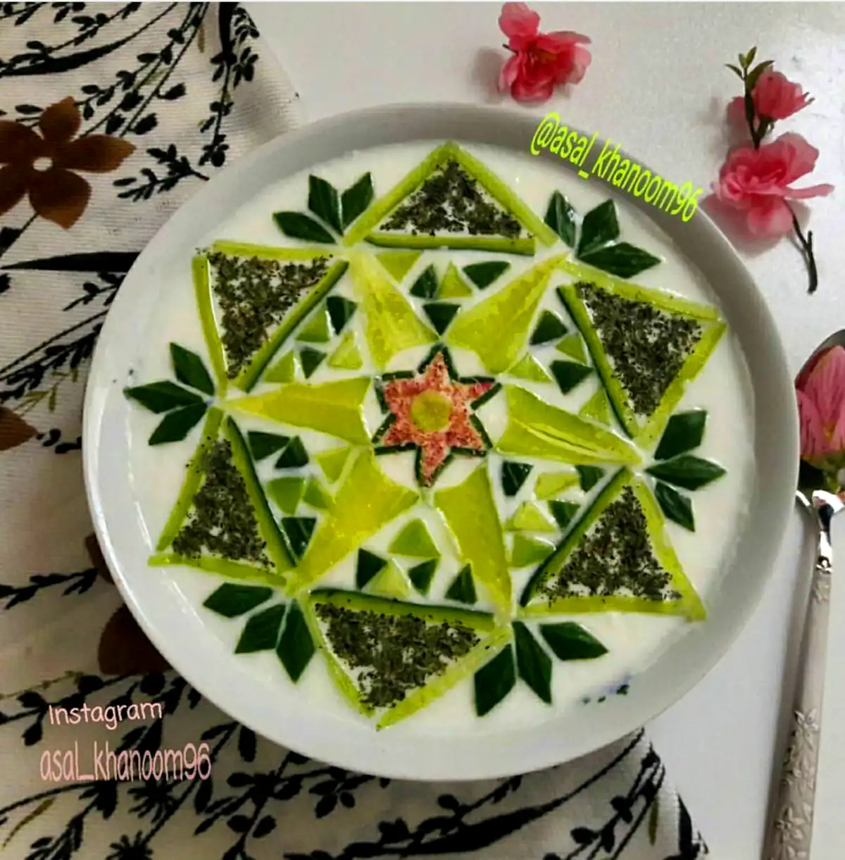 تزئین ماست و خیار شیک