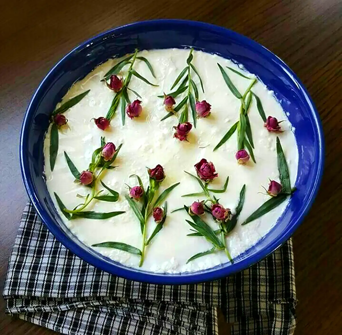 تزئین ماست و خیار شیک