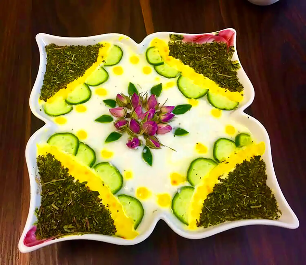 تزئین ماست و خیار شیک