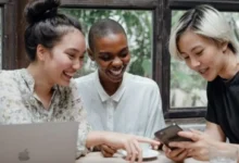 چگونه مهارت‌های اجتماعی خود را بهبود ببخشیم: ۲۳ نکته کاربردی برای کمک به شما